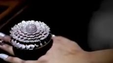 В Индии ювелиры изготовили уникальное кольцо-цветок — в нем более 12,5 тыс. бриллиантов (видео)