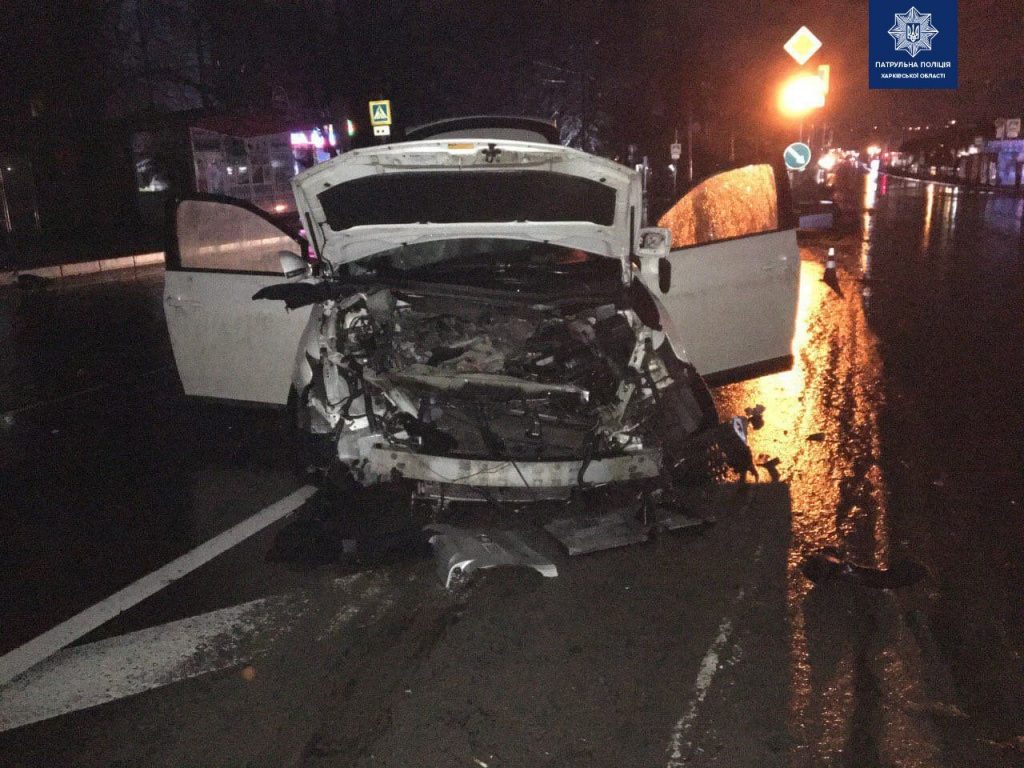 В рождественский вечер на Салтовке водитель Lexus’а не заметил островка безопасности (фото)
