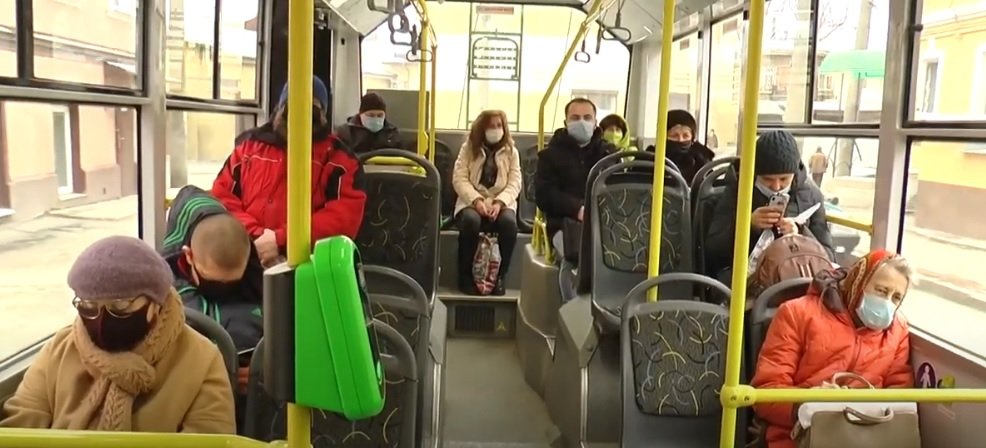 У комунальному транспорті Харкова видають маски пенсіонерам