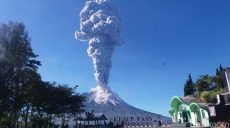 На острове Ява «проснулся» вулкан Мерапи (видео)