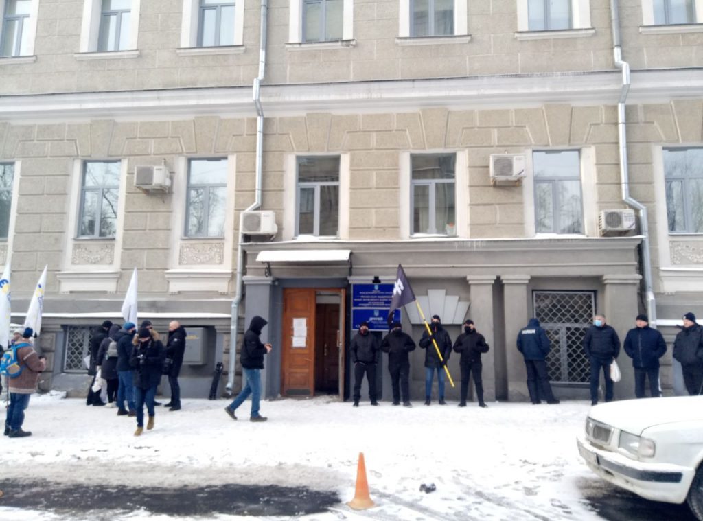 Под апелляционным админсудом — митинг за переименование проспекта Жукова. Судья «срочно» ушел в отпуск