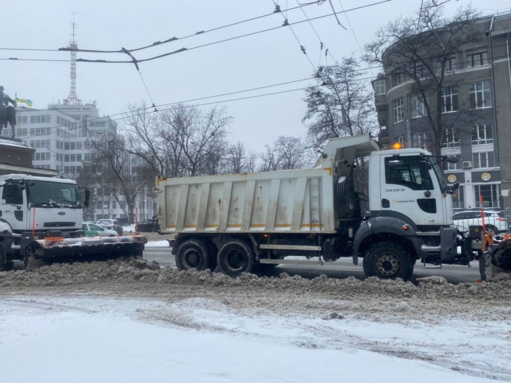 С 4:30 утра дороги Харькова успели дважды обработать песком и солью (фото)