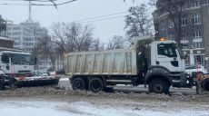 С 4:30 утра дороги Харькова успели дважды обработать песком и солью (фото)