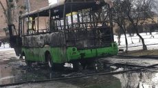 Автобус вспыхнул на остановке: полиция назвала предварительную причину возгорания (видео)