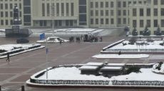 В Минске молодой мужчина совершил самоподжог прямо у Дома правительства (видео)