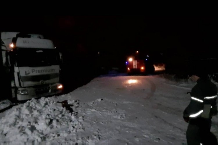 В Харькове спасатели вытащили грузовик из снежной ловушки (фото)