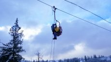 С застрявшего в Карпатах подъемника сняли 13 детей и 3-х беременных