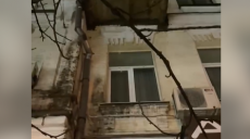 В Харькове на доме обвалился балкон (видео, фото)