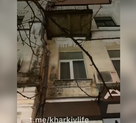 В Харькове на доме обвалился балкон (видео, фото)