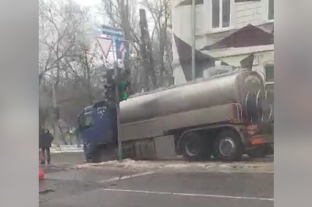 В Основянском районе пробка: грузовик с цистерной провалился под асфальт (видео)