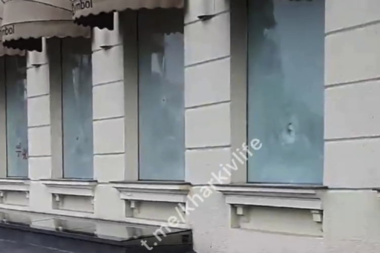 В Харькове повредили окна и фасад магазина (видео)