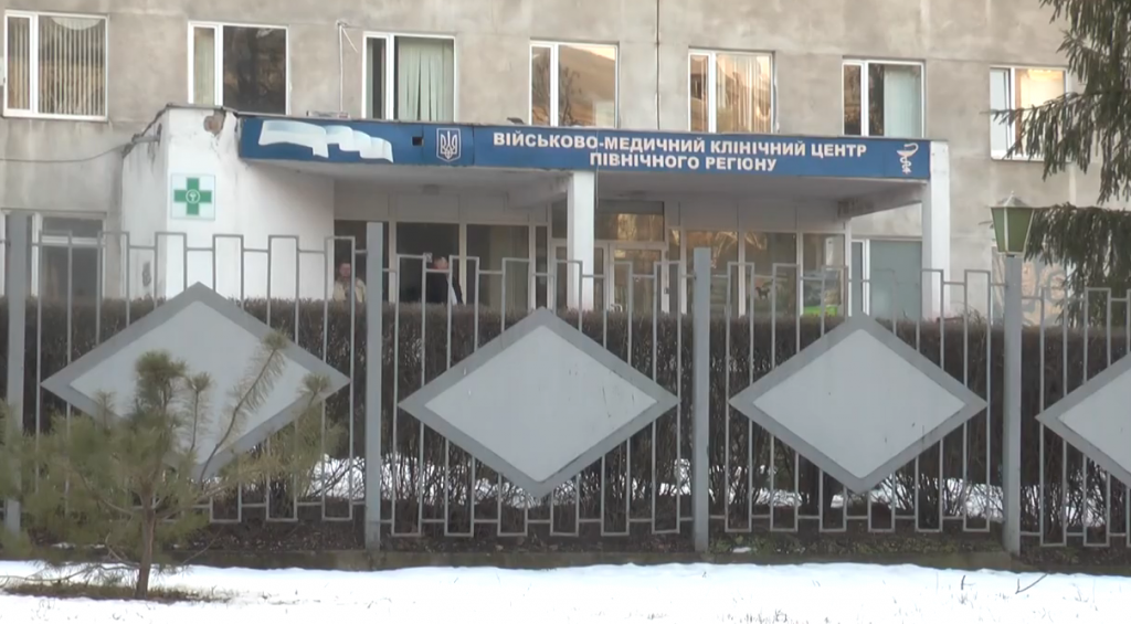 В военный госпиталь Харькова доставлен военнослужащий с осколочными ранениями