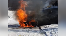 Устанавливается причина загорания иномарки в Харькове (фото)