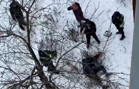Остался жив: в Харькове мужчина выпрыгнул из окна многоэтажки (видео)