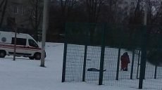 Возле 73-й школы на Салтовке уже несколько часов лежит труп мужчины