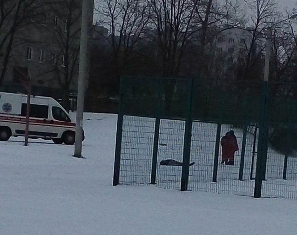 Возле 73-й школы на Салтовке уже несколько часов лежит труп мужчины