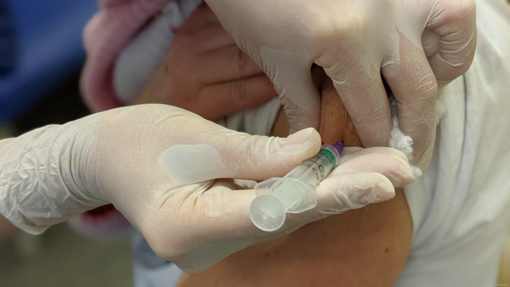 Перовую дозу вакцины от COVID-19 на Харьковщине вкололи врачу областной «инфекционки»