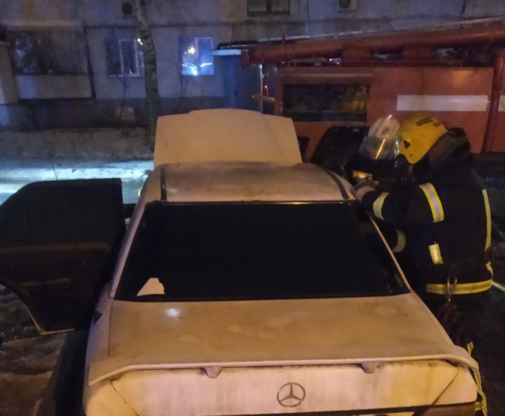 В Харькове сгорел Mercedes (фото)