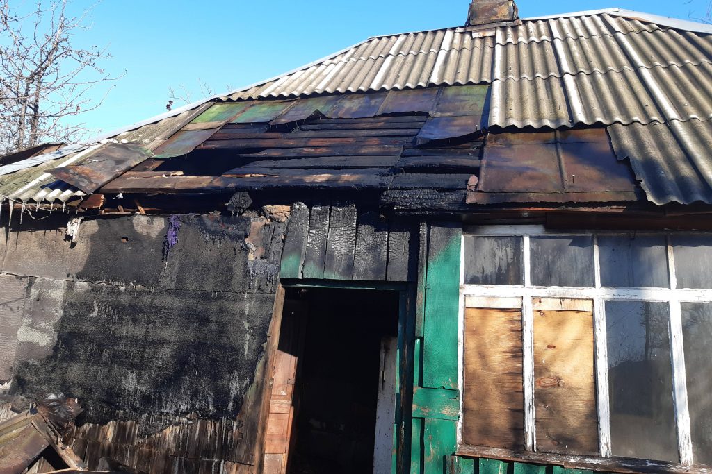 На Харьковщине в сгоревшем доме нашли тело мужчины (фото)