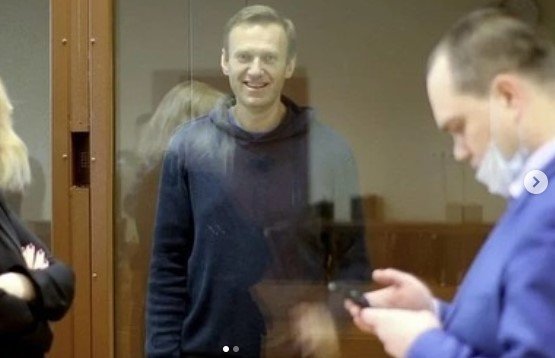 Навальный останется сидеть
