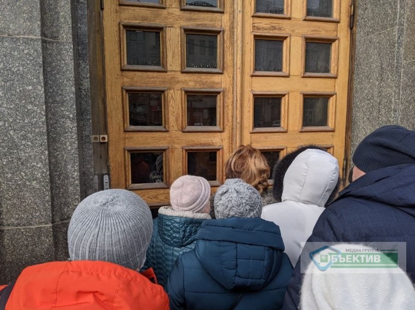 С дверей здания Харьковской мэрии сняли ручки и пускают только избранных (фото, видео)