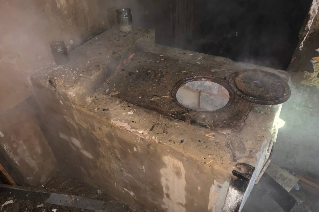 На Харьковщине частный дом сгорел из-за неисправной печи. Угорели два человека (фото)