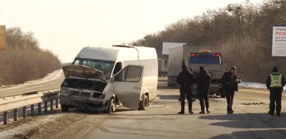 ДТП з 8 постраждалими: під Харковом перекинулася маршрутка скандального «чорного» перевізника (відео)