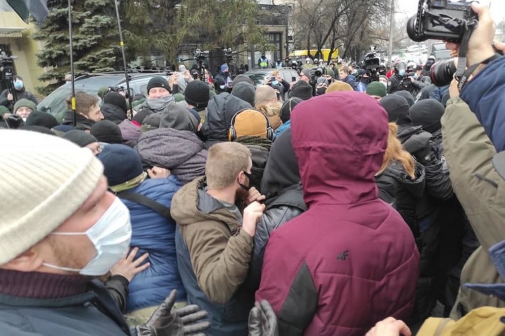 «Правый сектор» и С-14 устроили пикет под телеканалом «НАШ» в Киеве (фото)