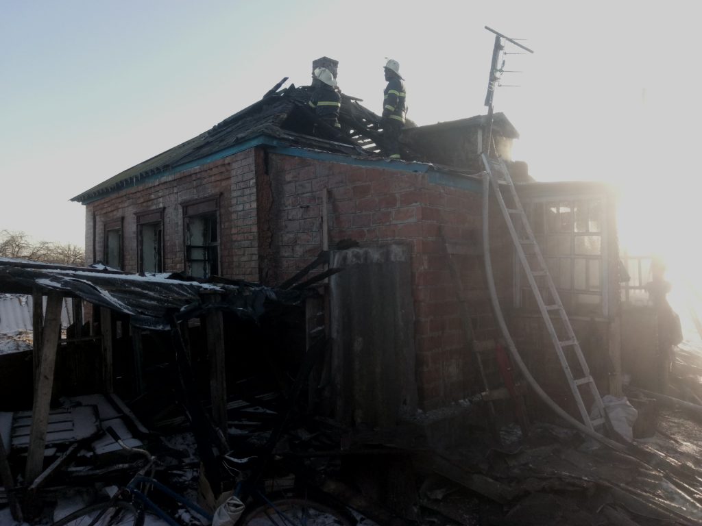 На Харьковщине в сгоревшем доме найдено тело мужчины (фото)