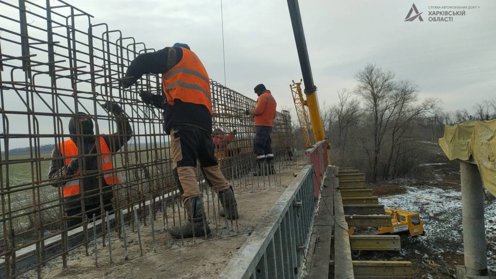 На Харьковщине продолжают строить мост (фото)