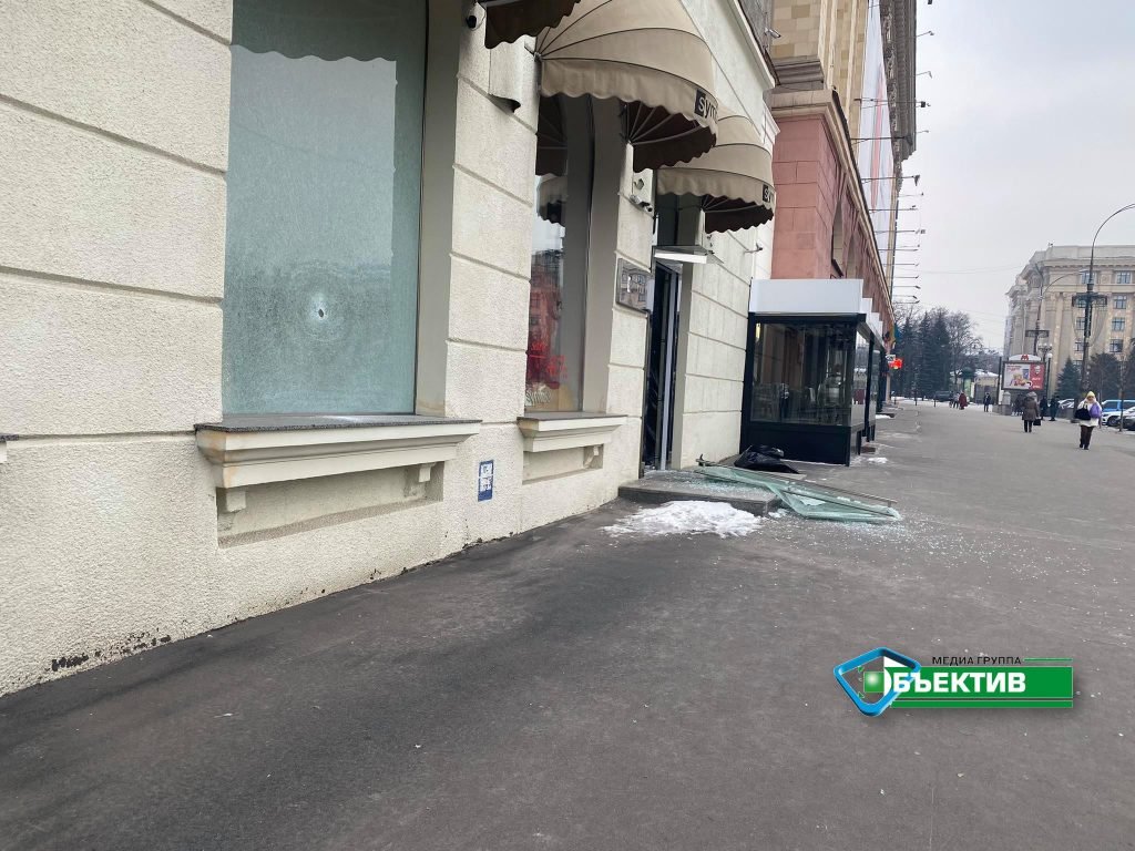 В центре Харькова расстреляли здание элитного магазина (фоторепортаж)