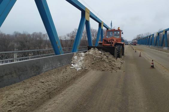 На Харьковщине от снега расчистили более тысячи километров дорог
