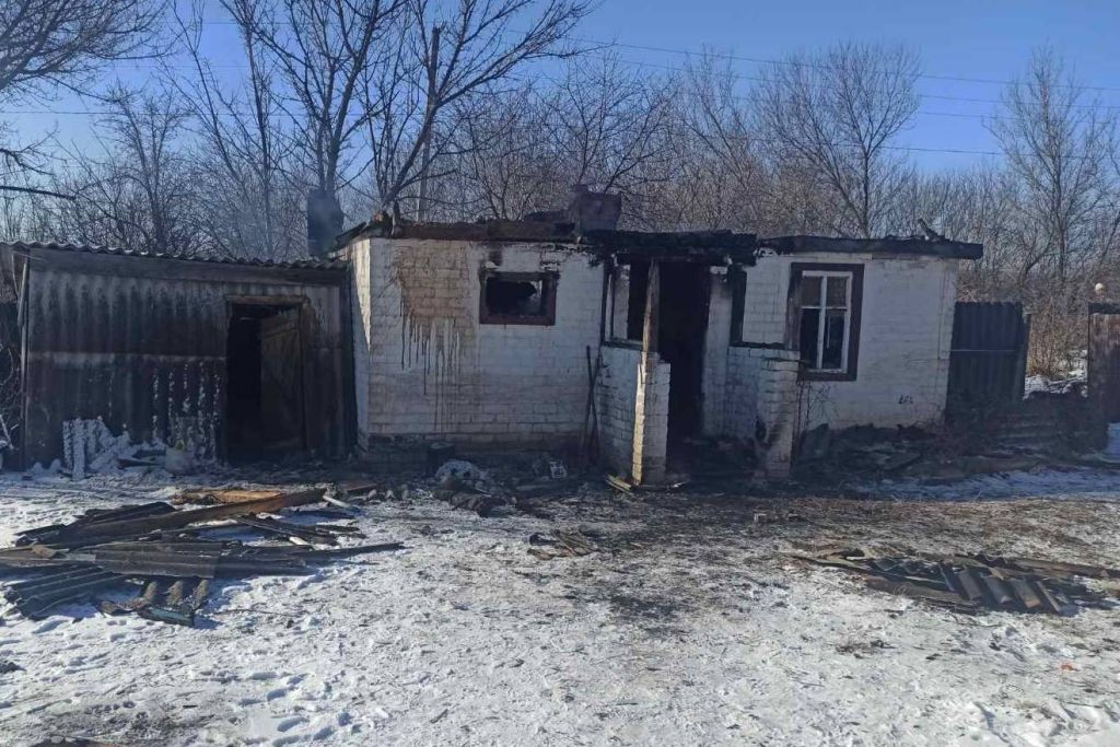 На кухне частного дома на Харьковщине обнаружили обгорелое тело мужчины (фото)