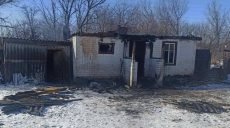 На кухне частного дома на Харьковщине обнаружили обгорелое тело мужчины (фото)