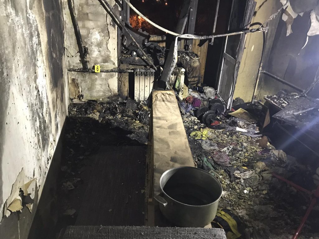 В Харькове погасили пожар в многоэтажке. Скончалась женщина (фото)