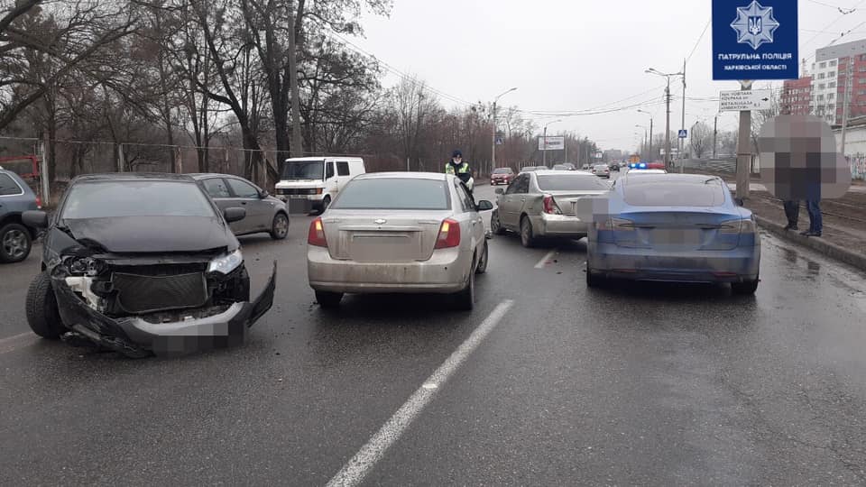 В Харькове Honda столкнулась с тремя легковушками (фото)