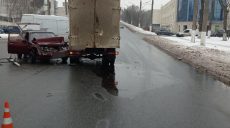 В Харькове столкнулись грузовик и легковушка: травмированы два человека (фото)