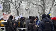 Запрет телеканалов: полиция усилила меры безопасности в правительственном квартале столицы