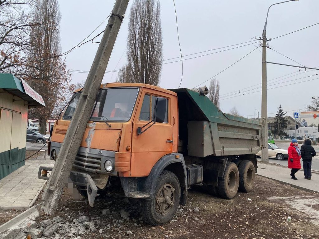 В Харькове КамАЗ врезался в автобус и в столб. Пострадали три пассажира (фото)