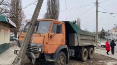 В Харькове КамАЗ врезался в автобус и в столб. Пострадали три пассажира (фото)
