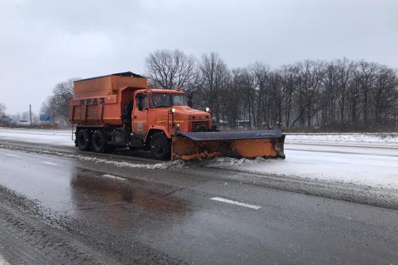 Дороги Харьковщины расчищают от снега