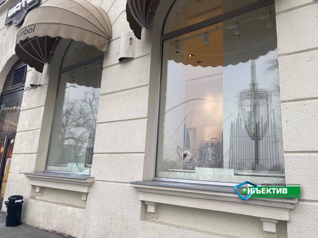 Разбиты 10 витрин и входные двери. Полиция разыскивает хулиганов, разгромивших магазин в Харькове (фото, видео)