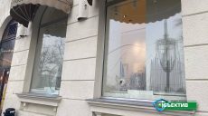 Разбиты 10 витрин и входные двери. Полиция разыскивает хулиганов, разгромивших магазин в Харькове (фото, видео)
