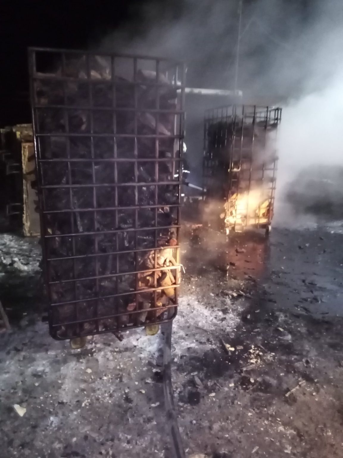 За ночь в одном из районов Харьковской области горели два предприятия (фото)