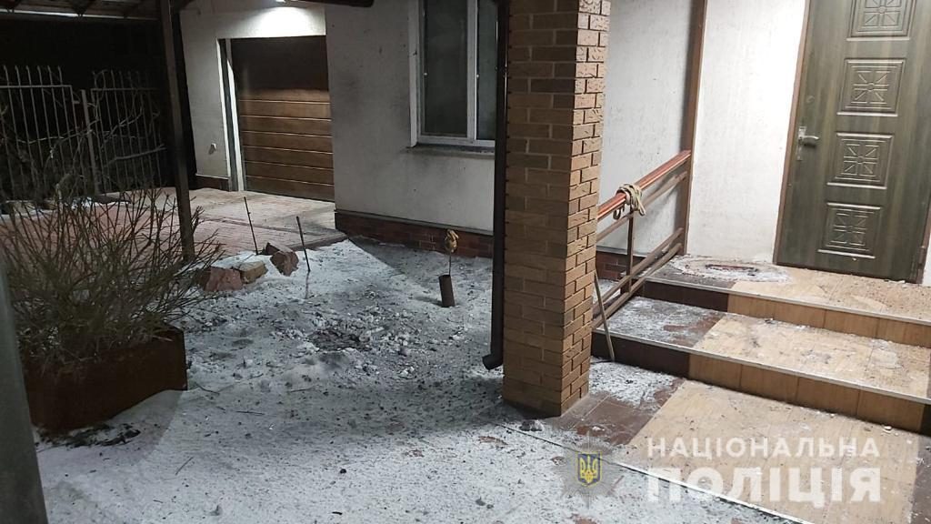 Во двор частного дома под Харьковом бросили гранату (фото)