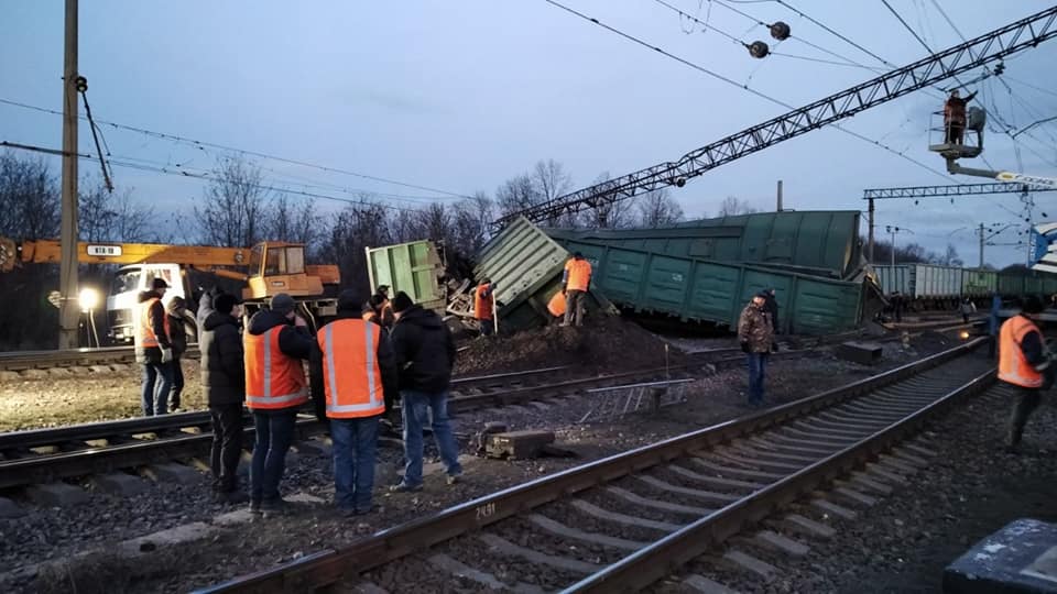 «Укрзалізниця» объяснила крушение поезда использованием российских вагонов (фото)