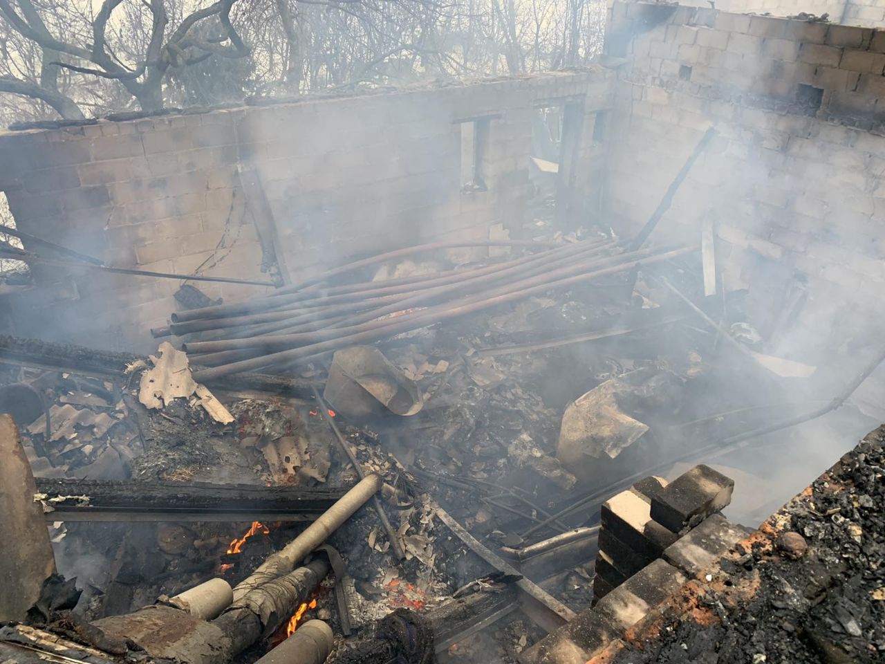 Под Харьковом всю ночь ликвидировали пожар в частном доме (фото)
