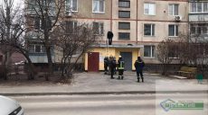 ЧП на Салтовке: студентка выпала из окна многоэтажки (фото)