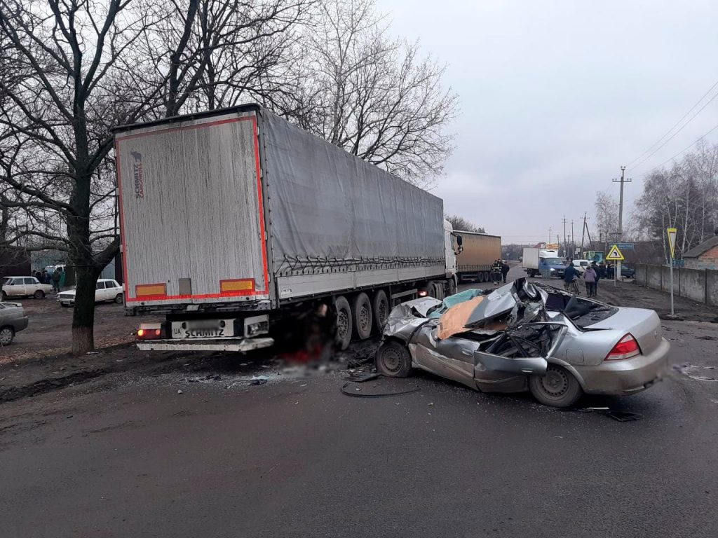 Смертельное ДТП в Харьковской области: спасатели вырезали тело погибшего мужчины из разбитого автомобиля (фото)
