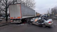 Смертельное ДТП в Харьковской области: спасатели вырезали тело погибшего мужчины из разбитого автомобиля (фото)